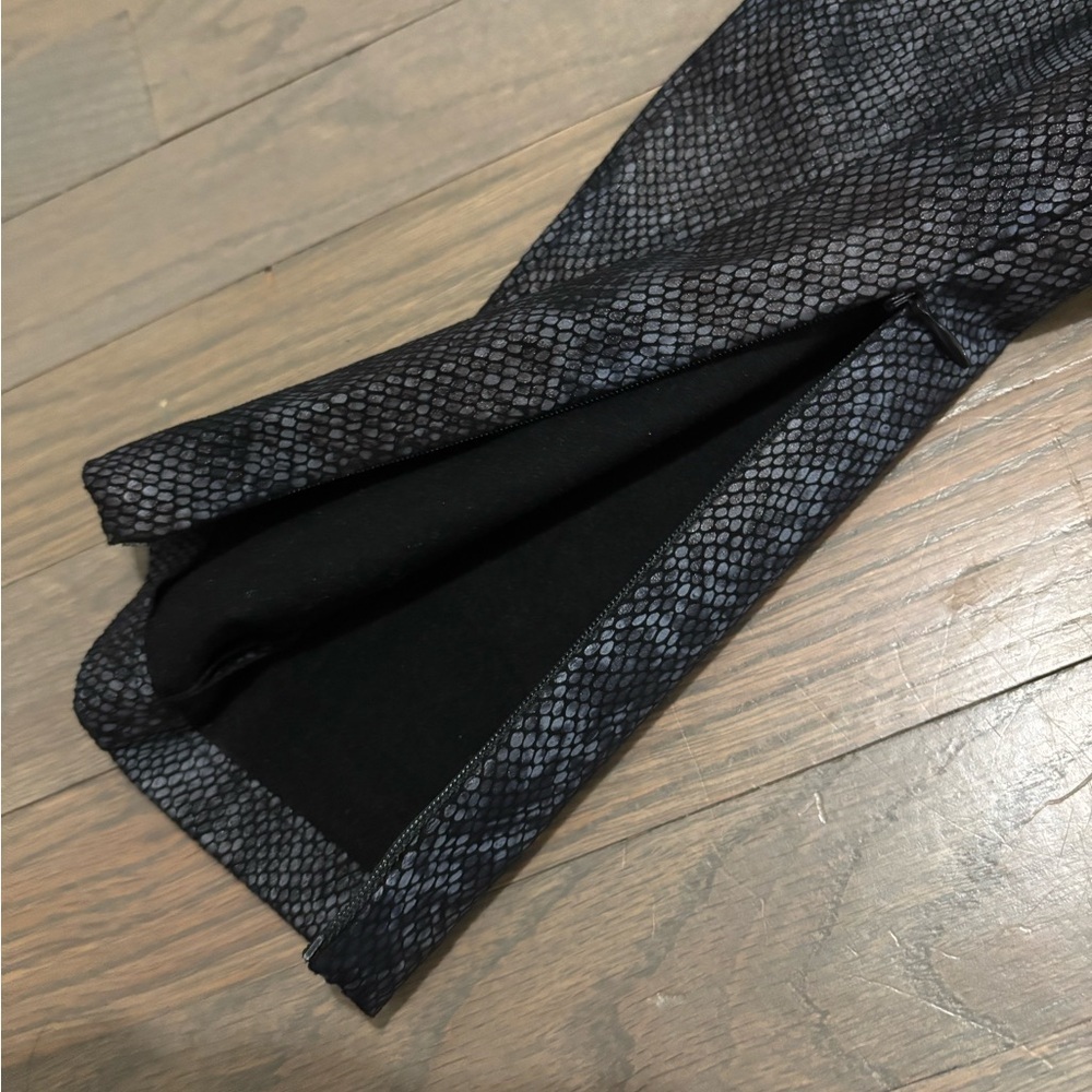 Zara’s Trafaluc Snakeskin Print Pants. Small - Picture 4 of 10